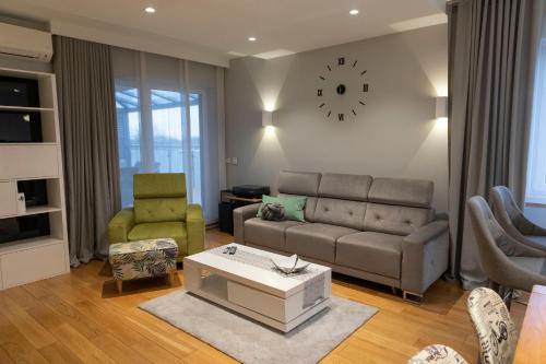 ein Wohnzimmer mit einem Sofa und einem Tisch in der Unterkunft Apartament Termalny DELUX in Uniejów