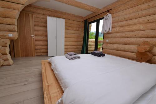 um quarto com uma cama num chalé de madeira em CABANA BELVEDERE em Borşa