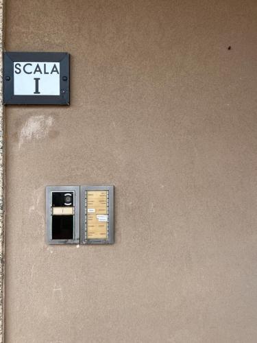 a sign on the side of a wall at Calamaterdomini a 2 passi dal mare in Brindisi