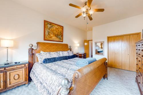 um quarto com uma cama e uma ventoinha de tecto em JS Beach House em Lincoln City