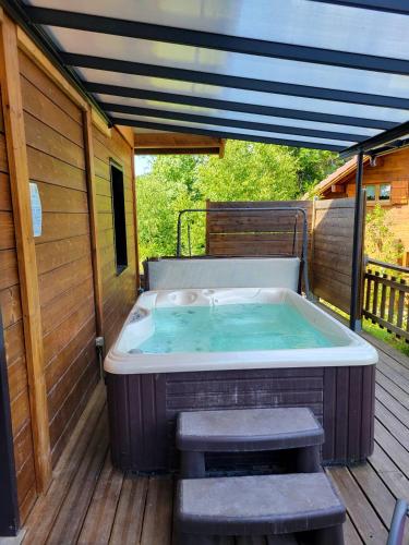 Photo de la galerie de l'établissement Chalet spacieux à Xonrupt-Longemer avec spa et vue montagne, à Xonrupt-Longemer