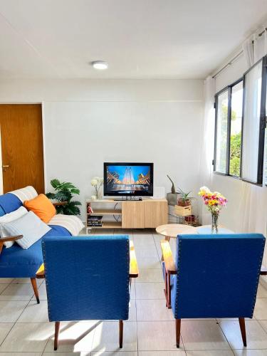 sala de estar con sillas azules y sofá en Departamento de 2 dormitorios, Excelente ubicación en Mendoza