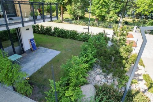 an overhead view of a garden in front of a building at Puck Nexo apartament u Doroty 2os in Puck