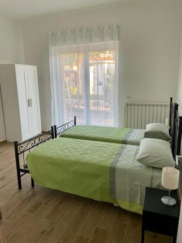 Un dormitorio con una cama grande y una ventana en Casa Viola, en San Benedetto del Tronto