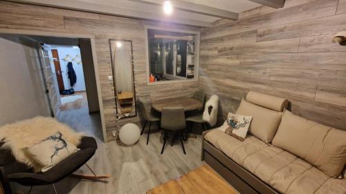 un salon avec un canapé et une table dans l'établissement Appartement Montagne, à Saint-François-Longchamp