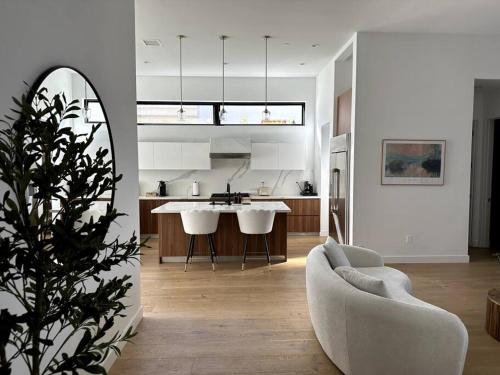 sala de estar y cocina con sofá y espejo en New High-End Luxury Pet-Friendly Villa, en Los Ángeles