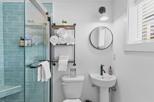 ein Bad mit einem WC, einem Waschbecken und einer Dusche in der Unterkunft The Beach House at Oak Island by Carolina Resorts in Oak Island