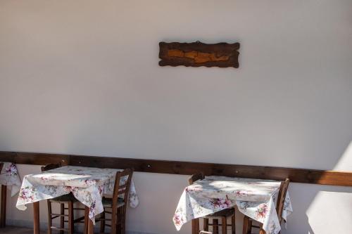 two tables in a room with white walls at Antartisa B&B in Límni