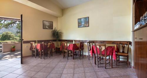 a restaurant with tables and chairs in a room at Antartisa B&B in Límni