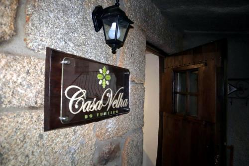 a sign on the side of a wall at Casa Velha do Fumeiro in Santa Eulália