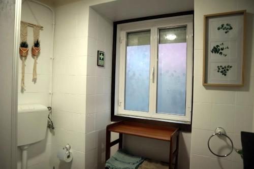 baño con ventana y aseo en Casa Velha do Fumeiro, en Santa Eulália