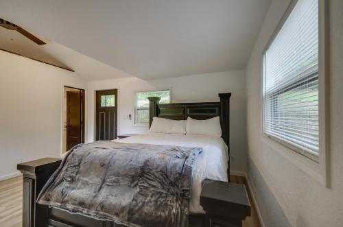 Un dormitorio con una cama grande y una ventana en Vacation Rental Situated on Lake of the Ozarks! en Gravois Mills