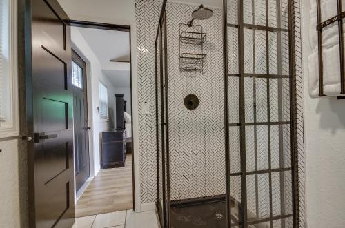 una puerta de cristal que conduce a un pasillo con una escalera en Vacation Rental Situated on Lake of the Ozarks! en Gravois Mills