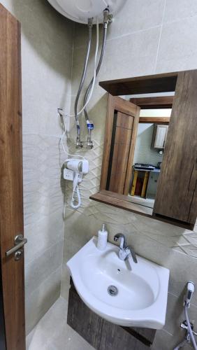 W łazience znajduje się umywalka i lustro. w obiekcie Montreal apartment Shobak near petra w mieście Nijil