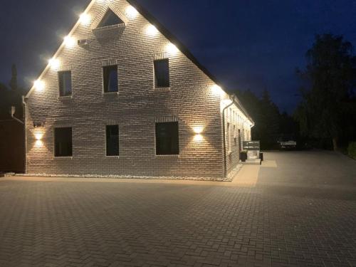 a brick building with lights on the side of it at Schneider Apartments in Neustadt am Rübenberge