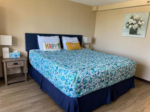 Кровать или кровати в номере Happy Hawaiian Monarch Studio condo