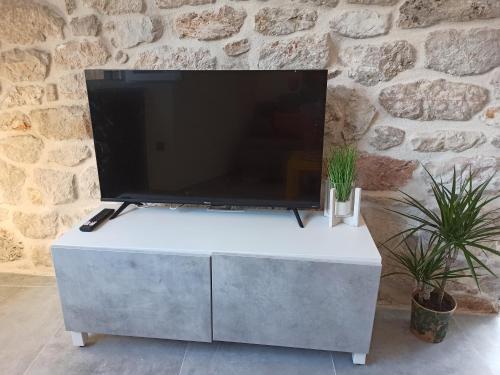 een flatscreen-tv zittend op een tafel bij GrannyAnny in Šibenik
