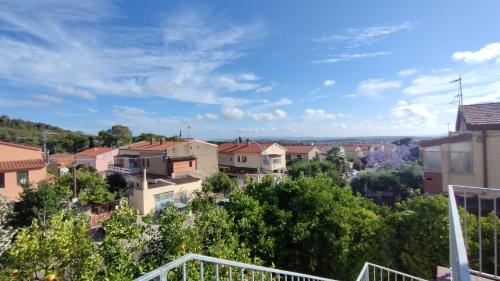 卡爾博尼亞的住宿－Casa Vacanze "Villa Severina" IUN R6166 R6692，房屋的阳台享有城市景观。