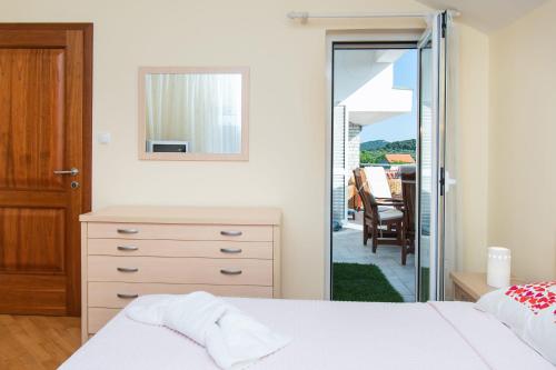 Un dormitorio con una cama, una cómoda y un espejo. en Apartment Villa Zlatna, en Betina