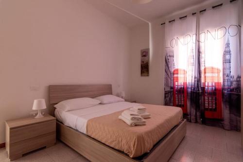 ein Schlafzimmer mit einem Bett mit Handtüchern darauf in der Unterkunft Aela Home in Pisa