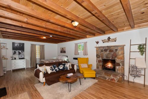 Gallery image of Big Bear Paradise - Sierra style cabin with Hot Tub and Fireplace in a quiet neighborhood! in Big Bear City
