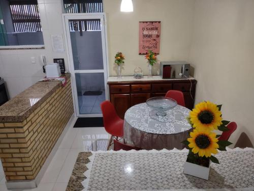 カボ・フリオにあるCasa em condomínio - Praia do Peróのテーブル、椅子、デスクが備わる客室です。