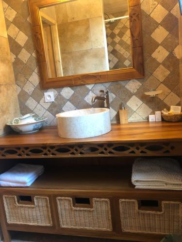 a bathroom with a sink and a mirror at Fanjeaux Aude Le Chalet in Fanjeaux