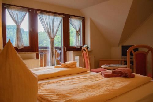 Duas camas num quarto com uma janela grande em Sandsteinidyll em Rathen