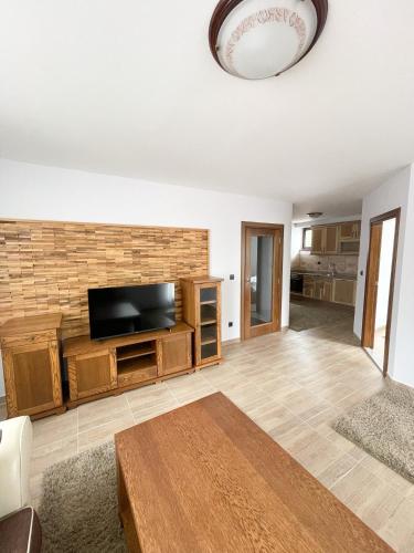Una televisión o centro de entretenimiento en Apartments & Rooms Brijest