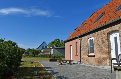 a brick building with a picnic table in front of it at Ferienwohnungen Udars auf Rügen in Udars