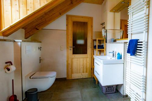 uma casa de banho com um WC e um lavatório em Sandsteinidyll em Rathen