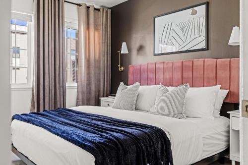 デンバーにあるModern Comfort - King Beds - Walk to Sloans Lakeのベッドルーム1室(赤いヘッドボード付きの大型ベッド1台付)