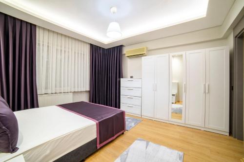 een slaapkamer met een bed en een dressoir bij Stile Suite Large House, Konyaalti ,500 meters on the beach in Antalya