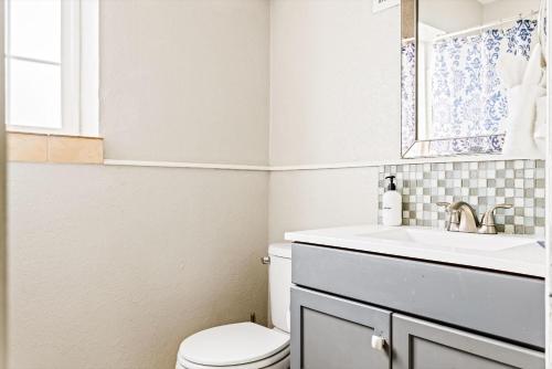 een badkamer met een toilet en een wastafel bij Stylish City Retreat - King Beds - Walk to Sloans Lake in Denver