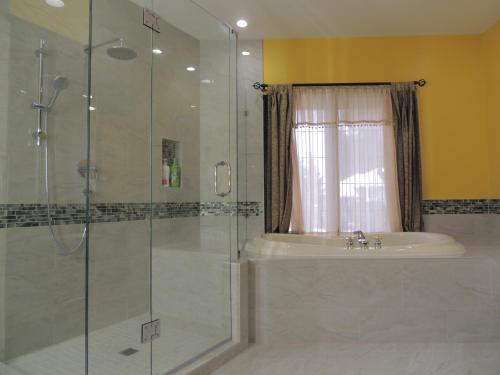 ein Bad mit einer Dusche und einem Waschbecken in der Unterkunft Summer Express Kelowna B&B - Villa Bellissimo Fran-Talia in Kelowna