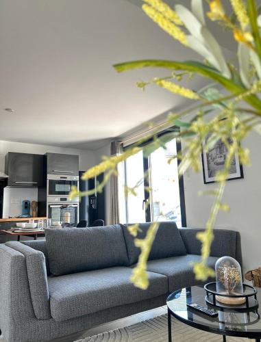 sala de estar con sofá y mesa en Serenity, parking gratuit , 5 min Auxerre, en Monéteau