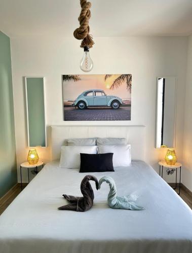 Una cama con dos cisnes en forma de corazón en Serenity, parking gratuit , 5 min Auxerre, en Monéteau