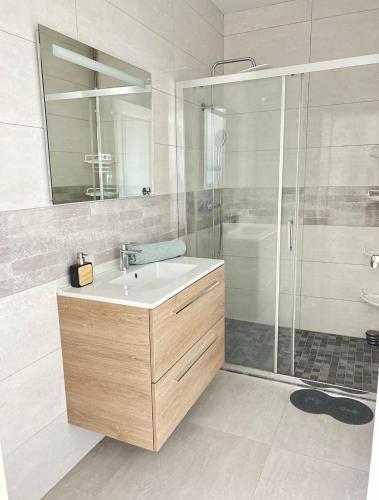 a bathroom with a sink and a shower at Serenity, parking gratuit , 5 min Auxerre in Monéteau