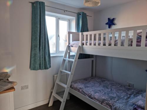 - une chambre avec 2 lits superposés et une fenêtre dans l'établissement Beach View Couples Retreat Aberavon Beach Direct Seafront, à Port Talbot