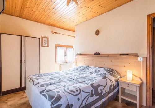 een slaapkamer met een bed en een houten plafond bij ALBERGO CAMPREGHERI in Campregheri