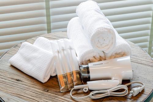 um pacote de toalhas e um secador de cabelo numa mesa em PINO te COLO - Vacation STAY 38981v em Kanazawa
