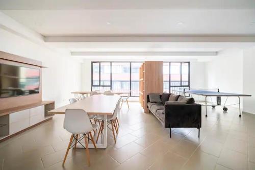 ボゴタにあるModern Loft in Downtown Bogotaのソファとテーブルと椅子のあるリビングルーム