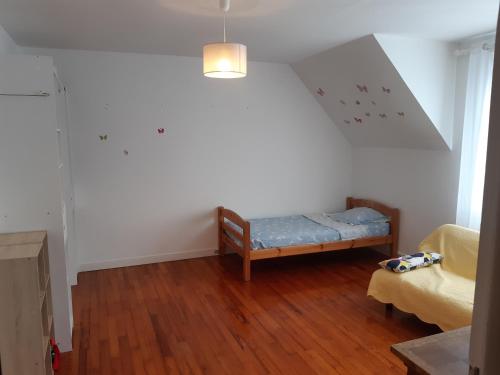 Cette chambre comprend un canapé et un lit. dans l'établissement spacieux T5 Quimper centre, à Quimper
