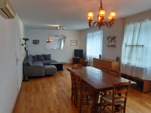 un salon avec une table et un canapé dans l'établissement spacieux T5 Quimper centre, à Quimper