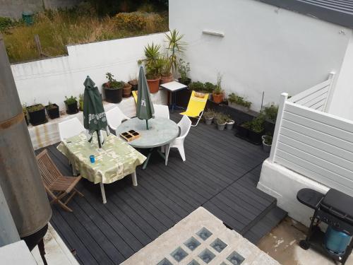 un patio avec une table et des chaises sur une terrasse dans l'établissement spacieux T5 Quimper centre, à Quimper