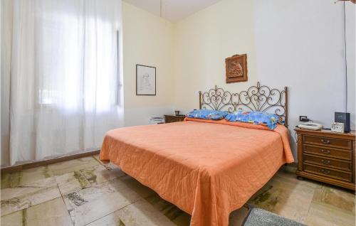 - une chambre avec un lit doté d'une couverture orange et d'une commode dans l'établissement Awesome Home In Trappeto With Wifi, à Trappeto