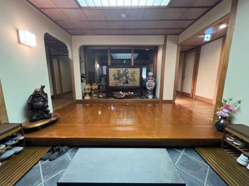 korytarz budynku z drewnianą podłogą w obiekcie Fukuro no Oyado Shinkan - Vacation STAY 59600v w mieście Fuefuki