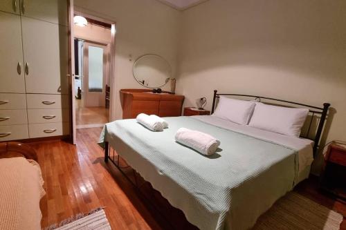 ein Schlafzimmer mit einem Bett mit zwei Handtüchern darauf in der Unterkunft Gabriel's house in Asíni
