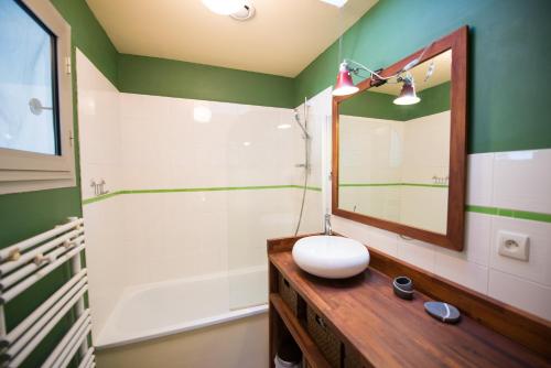y baño con lavabo y espejo. en Appt 75m2 port St-Martin, parking inclus, en Saint-Martin-de-Ré