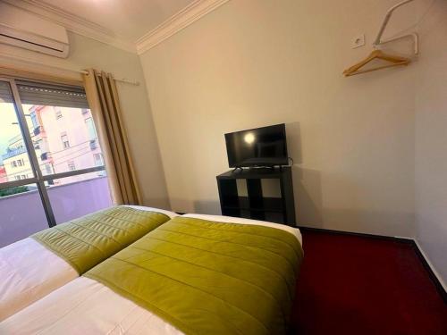 Televisyen dan/atau pusat hiburan di Lisabonna Guest House